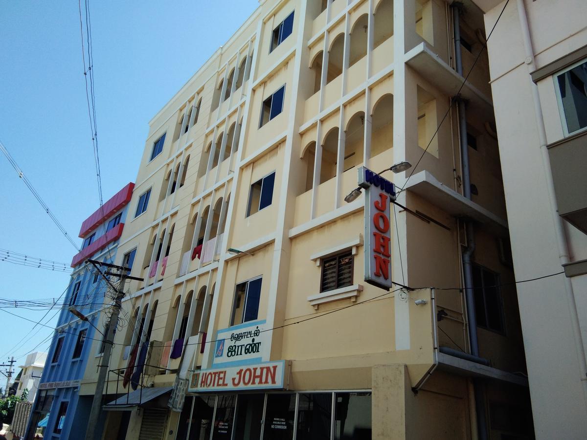 Hotel John *
