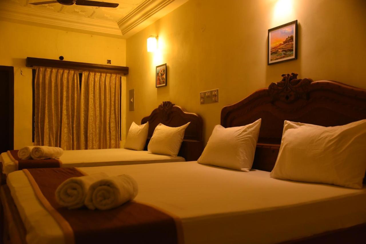 Raja Palace Hotel *