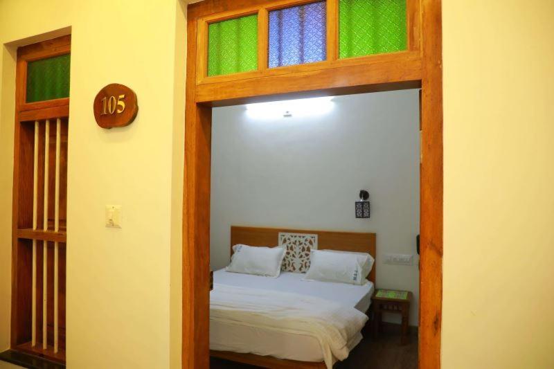 Thiraviam Tourist Home