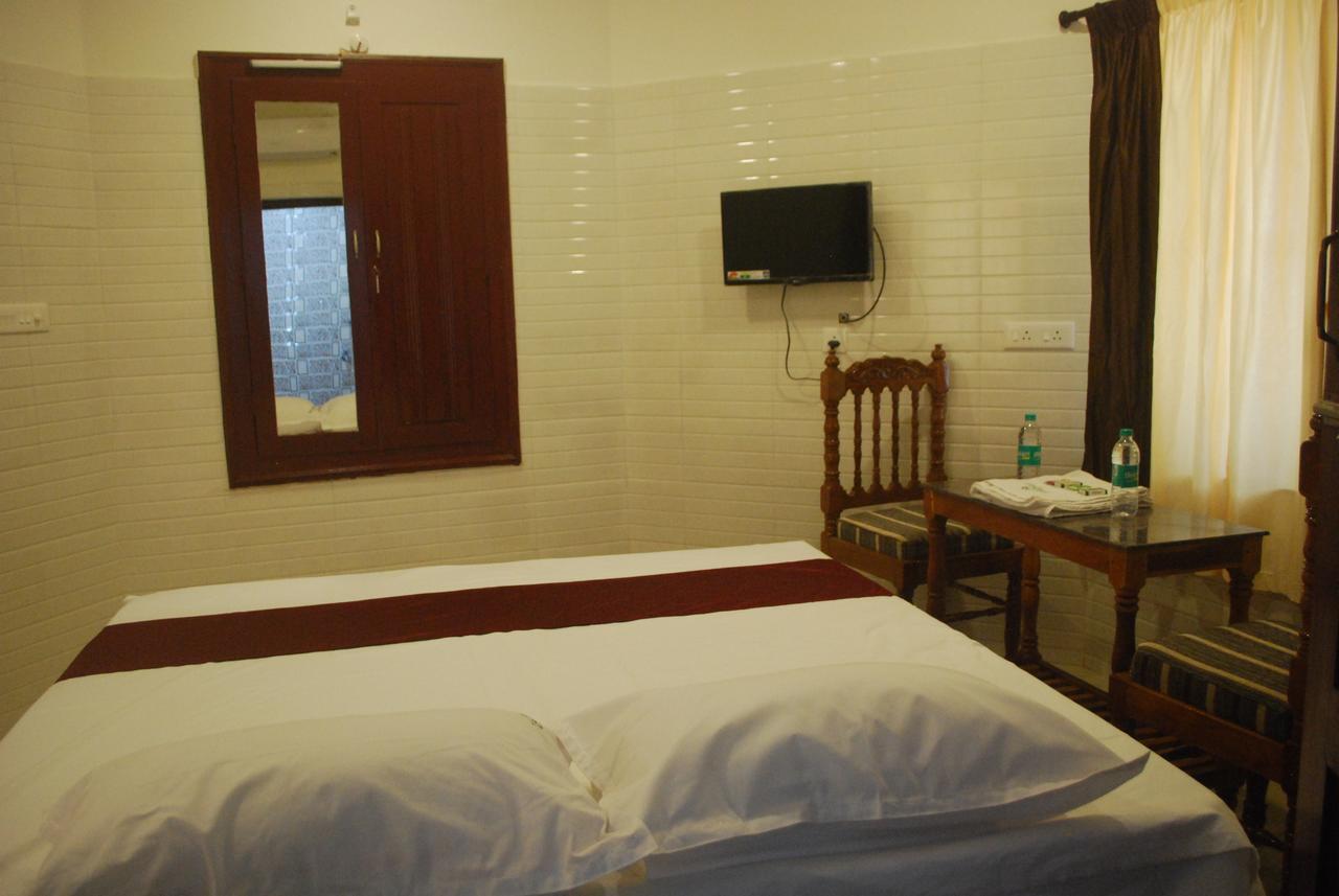 Jebasakthy Hotel *